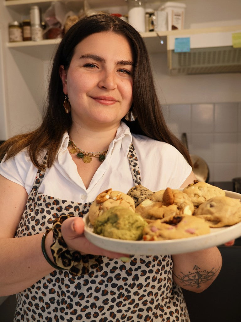 Paola présente une assiette de cookies artisanaux